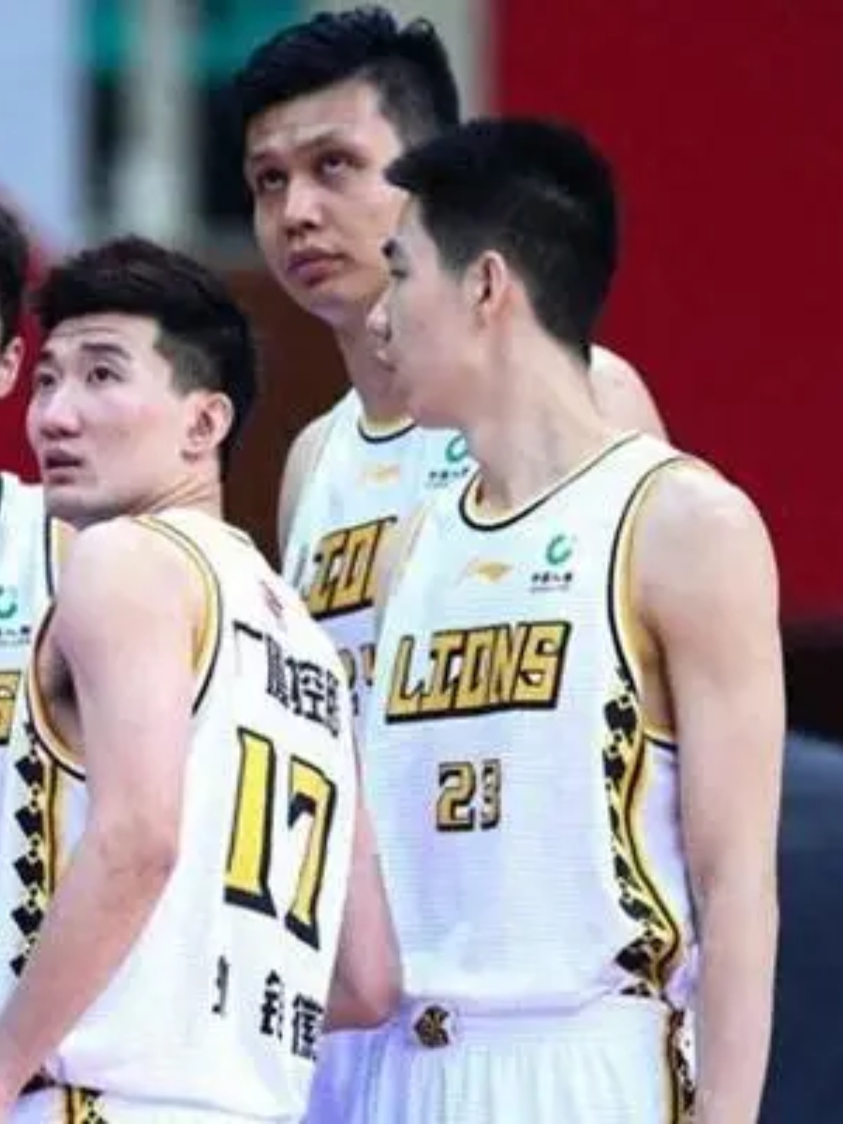 广厦男篮努力拼搏，赢得关键比赛的简单介绍