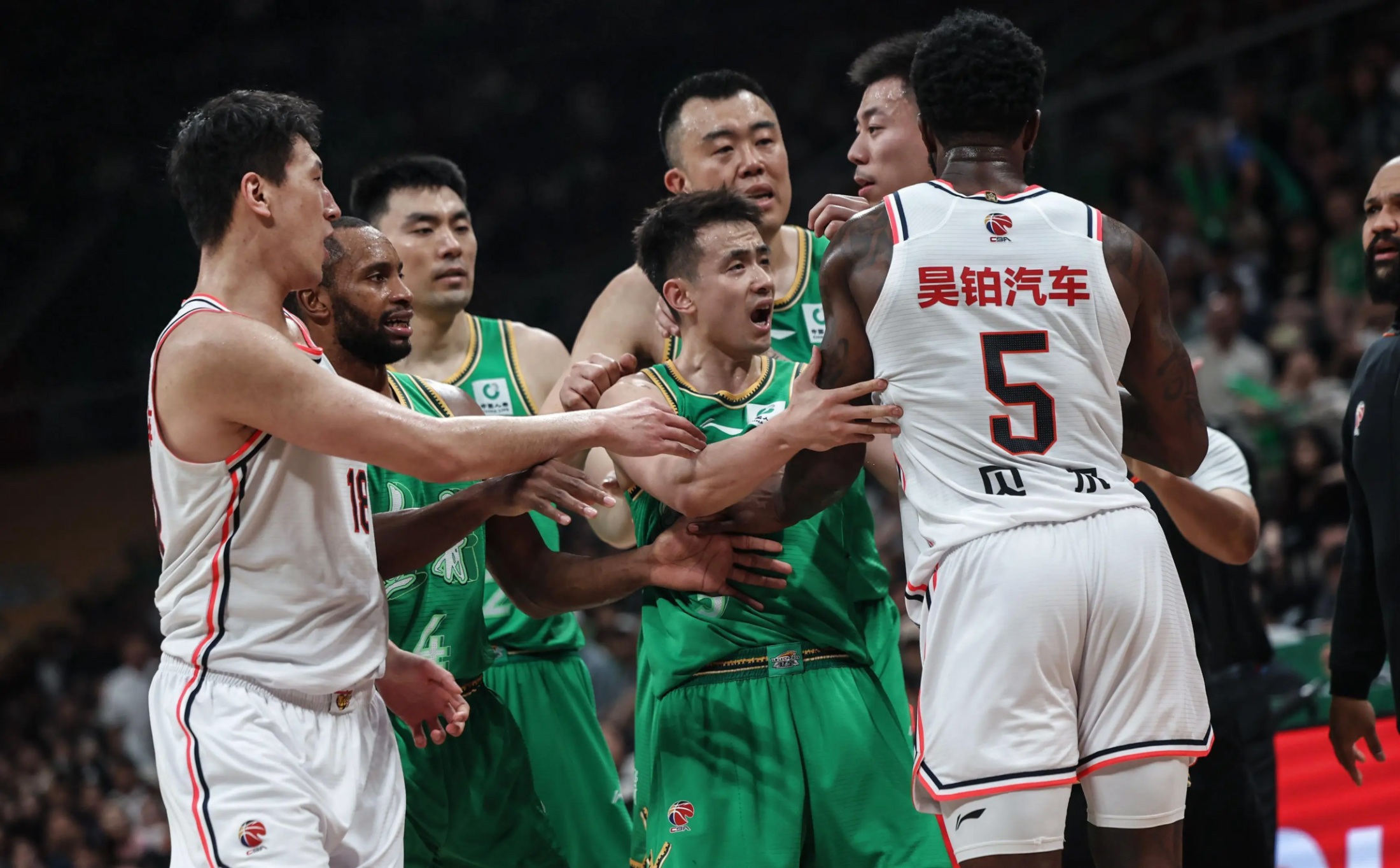 关于安徽鲨鱼客场负于广东勇士队，战绩有所下滑的信息