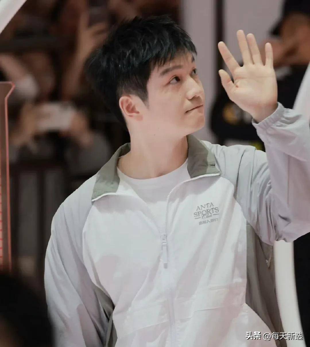 费德勒在FPX比赛中持续失利,重返赛场引发热议! 费德勒在FPX比赛中持续失利,重返赛场引发热议!